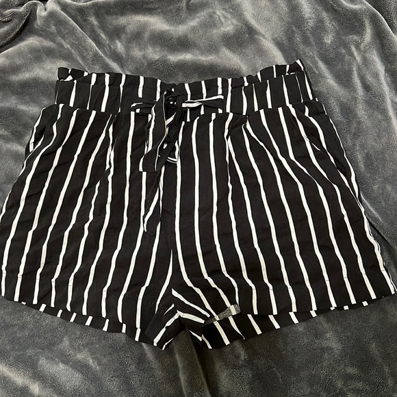 Ambiance Apparel Women’s Black & White Striped Shorts Size Large - Picture 2 of 6
